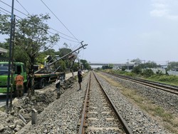 Tiang Listrik Roboh Ganggu Jalur Rel Semarang, 3 Perjalanan KA Terlambat