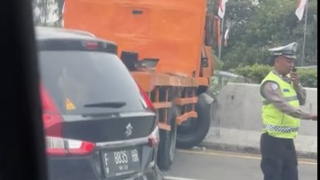 Truk Tabrak Pembatas hingga Tutup 2 Lajur, Tol Cibubur Arah Cawang Macet