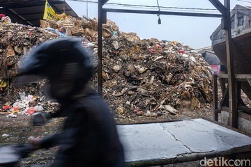 Tumpukan Sampah Ganggu Aktivitas Jual Beli di Pasar Caringin