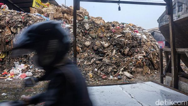 Tumpukan Sampah Ganggu Aktivitas Jual Beli di Pasar Caringin