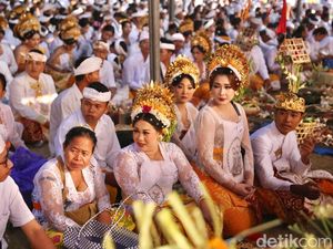 Ratusan Umat Hindu Ikuti Yadnya Masal Gratis di Klungkung