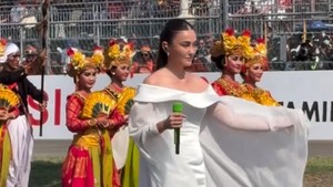 Pesona Agnez Mo Bergaun Putih Nyanyi Indonesia Raya di MotoGP Mandalika