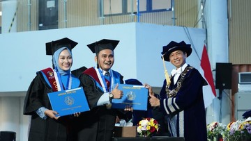 Pasangan Suami Istri Ini Raih Gelar Doktor Bersama dari ITS