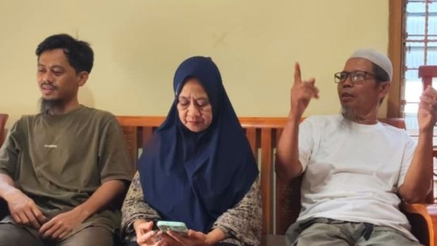 Korban sandera perompak Somalia Kapten Kapal MT Hanour 25 Ashari Samadikun (kiri) bersama orang tuanya Syamsuddin Dg Awing (kanan) didampingi Siti Aminah (tengah) saat berada dikediamannya Dusun Moncongloe, Desa Paccellekang, Kecamatan Pattallassang, Kabupaten Gowa, Sulawesi Selatan, Kamis (8/10/2026).   ANTARA/Darwin Fatir.