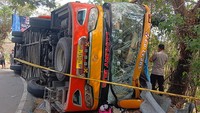 Bus Neo Trans Terguling di Mamuju gegara Pecah Ban