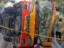 Bus Neo Trans Terguling di Mamuju gegara Pecah Ban