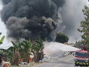 Gudang Pengepul Rongsokan di Lampung Selatan Terbakar