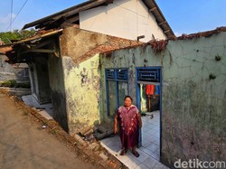 Nestapa Herti: Rumah Ambruk, Suami Wafat, BPJS Pun Mati