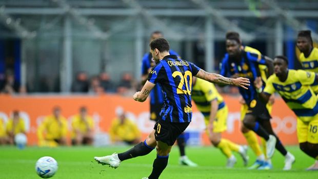 Soccer Football - Serie A - Inter Milan v Parma - San Siro, Milan, Italy - October 10, 2026 Inter Milan's Hakan Calhanoglu scores their second goal from the penalty spot REUTERS/Daniele Mascolo