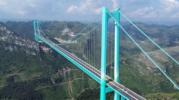 Ketinggian Ekstrem Jembatan Raksasa China Mengubah Ngarai Curam Jadi Ladang Cuan