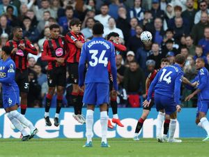 Gol Free Kick Henderson yang Bikin Rogers Sebal