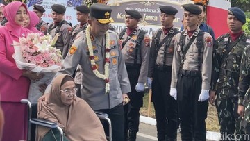 Penyambutan Kapolda Jatim Irjen Dekananto Diiringi Atraksi Budaya