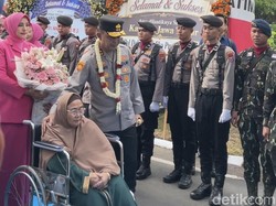 Penyambutan Kapolda Jatim Irjen Dekananto Diiringi Atraksi Budaya