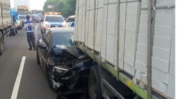 Sedan Ringsek Usai Seruduk Truk Hebel di Tol Jagorawi, Sopir Diduga Ngantuk