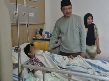 Mensos Jenguk dan Salurkan Santunan Korban Kebakaran Rumah Makan Padang