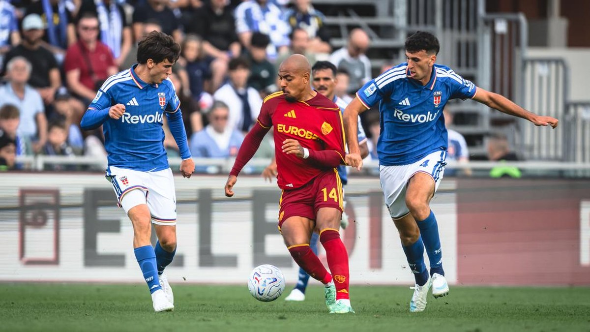 Donyell Malen dijaga dua pemain Como. (Foto: AS Roma via Getty Images/Fabio Rossi)