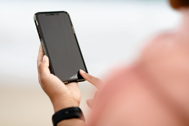 Membersihkan konten toksik dalam mind gardening berarti mengeliminasi akun media sosial dan informasi yang memicu stres. Digital detox bisa dilakukan secara berkala.