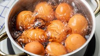Bukan Mitos! Ini Alasan Garam Ideal Ditambahkan Saat Merebus Telur