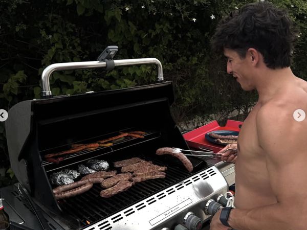 Momen Santai Marc Marquez Nikmati Sushi hingga Bikin Sosis Panggang