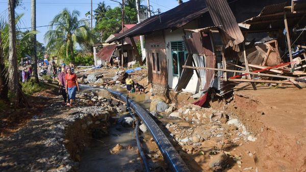 Pasca Banjir Bandang di Padang, Rumah Rusak hingga Akses Jalan Terputus