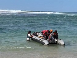 Ombak Ganas Pantai Cibuaya Gulung 5 Wisatawan, 2 Orang Hilang
