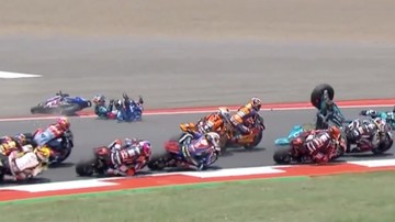 Moto2 Mandalika Diwarnai Red Flag: Empat Rider Jatuh-Motor Kebelah!