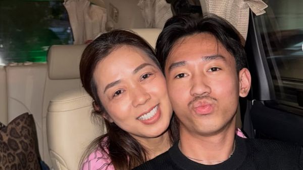 Gaya Soimah Dinner Bareng Keluarga, Tampil Sederhana Tanpa Makeup