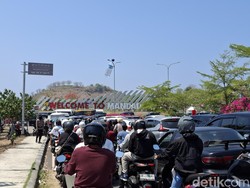 Jelang Main Race MotoGP Mandalika, Lalin di Bundaran Songgong Padat Merayap