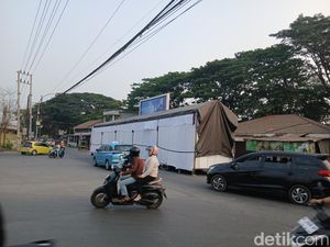 Tenda Pengantin di Bahu Jalan Leimena Makassar Picu Macet