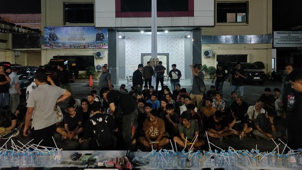 Polisi menangkap 104 orang yang diduga menggunakan narkotika saat menggerebek Kampung Borta, Kecamatan Tallo, Makassar, Sulawesi Selatan. Dalam operasi tersebut, polisi juga menangkap tiga orang yang diduga bandar narkoba, termasuk seorang buronan berinisial P.