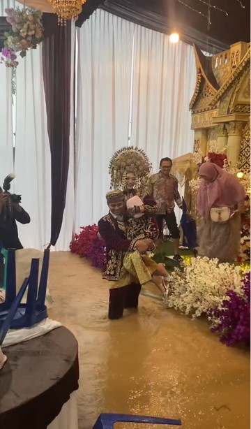 Banjir Deras Hantam Resepsi Minang, Momen Pengantin Gendong Istri Jadi Sorotan