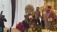 Viral! Pernikahan Diterjang Banjir, Pengantin Pria Gendong Istri Bikin Salfok