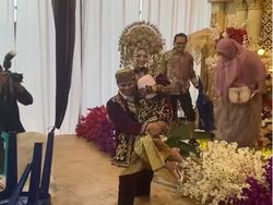 Viral! Pernikahan Diterjang Banjir, Pengantin Pria Gendong Istri Bikin Salfok