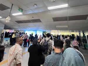Antrean Mengular di MRT Lebak Bulus Pagi Ini Imbas Aturan Baru Tap Kartu