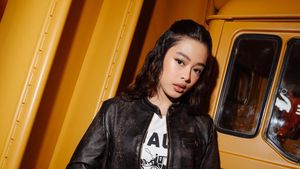 Gaya Aqeela Calista Pakai Jaket Kulit dan Rok Denim, Edgy Sekaligus Girlie