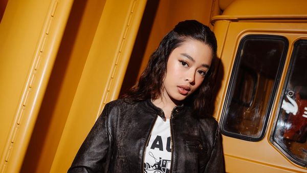 Gaya Aqeela Calista Pakai Jaket Kulit dan Rok Denim, Edgy Sekaligus Girlie