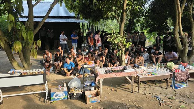 Bareskrim Polri menggerebek sembilan lokasi peredaran narkotika di wilayah Sumatera Utara (Sumut), pada Minggu (11/10) kemarin.Direktur Tindak Pidana Narkoba Bareskrim Polri, Brigjen Kristian Siagian mengatakan penggerebekan itu termasuk dalam rangkaian operasi penindakan kampung narkoba serentak di seluruh Indonesia yang telah dilakukan sejak Jumat (9/10).