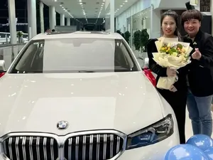 Bikin Iri! Karyawan Restoran Hotpot Dapat BMW Gratis dari Bosnya