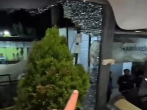 Penyerang Beraksi Usai Pastikan Bus Rombongan Persib U-18 ke Kernet