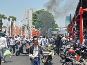 Hindari Jalan Gubernur Suryo Surabaya Ada Demo Rokok Ilegal