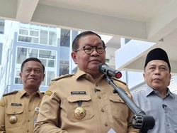 Video: Aksi Jump Shoot Pramono saat Jajal Lapangan Basket di Sekolah Jaktim
