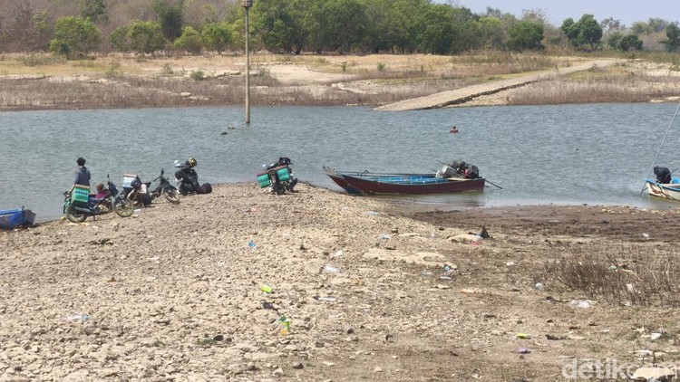 Jembatan Kuno Era Kolonial Muncul di Waduk Gajah Mungkur yang Mengering