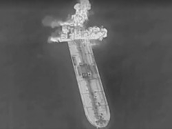 Video: Momen Kapal Tanker Raksasa Kena Ranjau Laut di Selat Hormuz