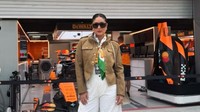 Gaya Kareena Kapoor Tampil Santai Tapi Mewah di F1 Grand Prix Singapura
