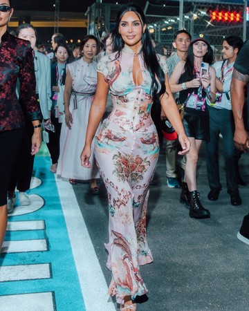 Pesona Kim Kardashian dalam Balutan Gaun Tradisional di Ajang Balap Singapura