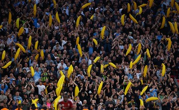 Suporter Manchester City dan Simbol Balon Pisang