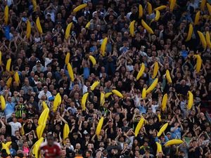 Suporter Manchester City dan Simbol Balon Pisang