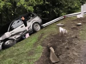 Sopir Ngantuk, Pajero Nyusruk ke Parit Usai Hantam Pembatas Tol Jagorawi