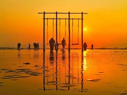 Berburu Sunrise di Pantai Kejawanan Cirebon, Bisa Ngapain Aja?