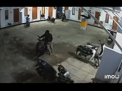 Viral Pelaku Curanmor Terekam CCTV Tuntun Motor di Kos Jimbaran